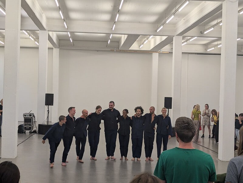 Applaus zur Performance NAVY BLUE im Kunstverein