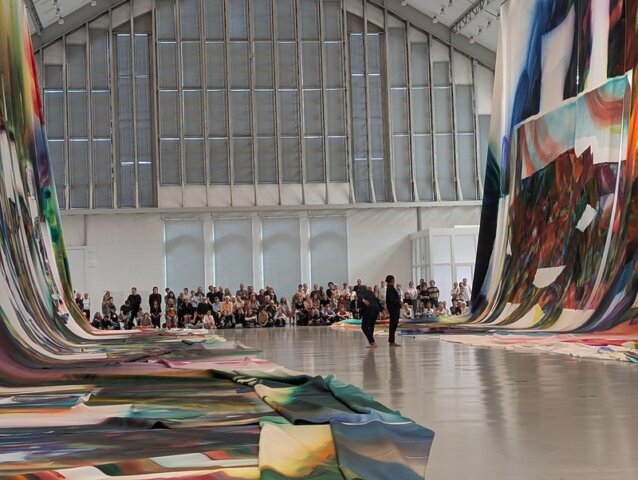 Zuschauer am Rande des WUNDERBILDs in den Deichtorhallen