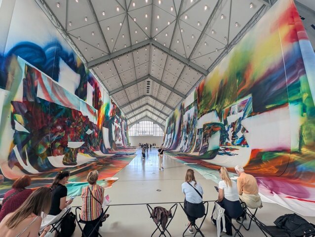 Zuschauerinnen am Rande des WUNDERBILDs in den Deichtorhallen