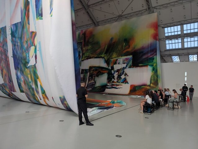 Der Rand des WUNDERBILDs in den Deichtorhallen mit Security