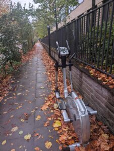 Ein Heimtrainer am Straßenrand. Sinnbild für eine Bewerbung für die Dilettanten-Gala 2026