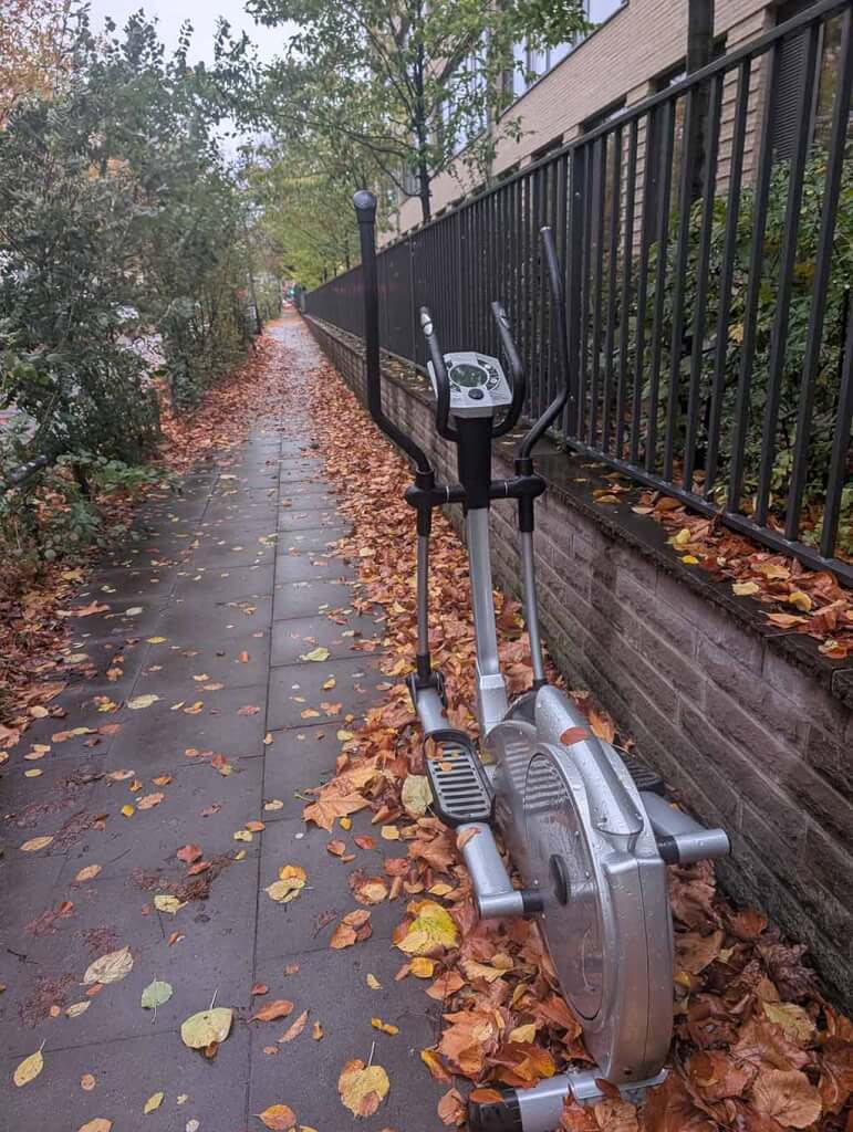 Ein Heimtrainer am Straßenrand. Sinnbild für eine Bewerbung für die Dilettanten-Gala 2026