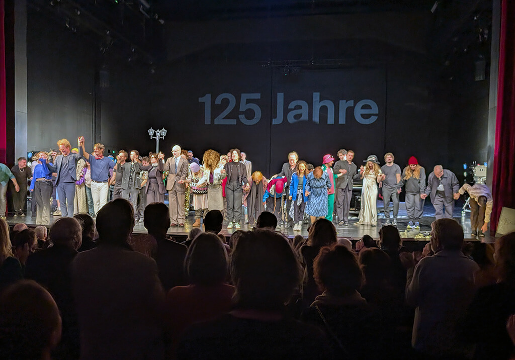 Schlusspunkt der fulminanatenJubiläumsfeier 125 Jahre Deutsches Schauspielhaus