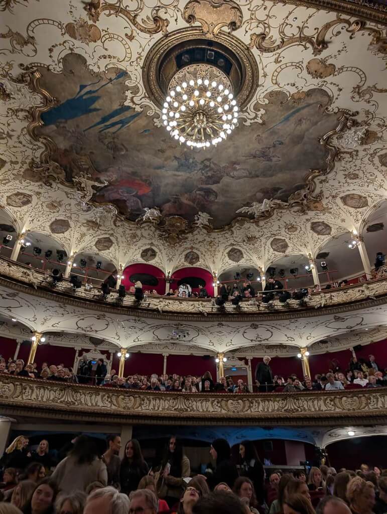 Der große Saal mit der wundervollen Decke zu 125 Jahre Deutsches Schauspielhaus in Hamburg
