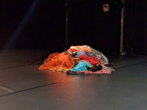 Kampnagel-Geschenkboxen machen Lust auf das nächste Stück. Hier eine Haufen bunter Tüll auf einer Kampnagelbühne