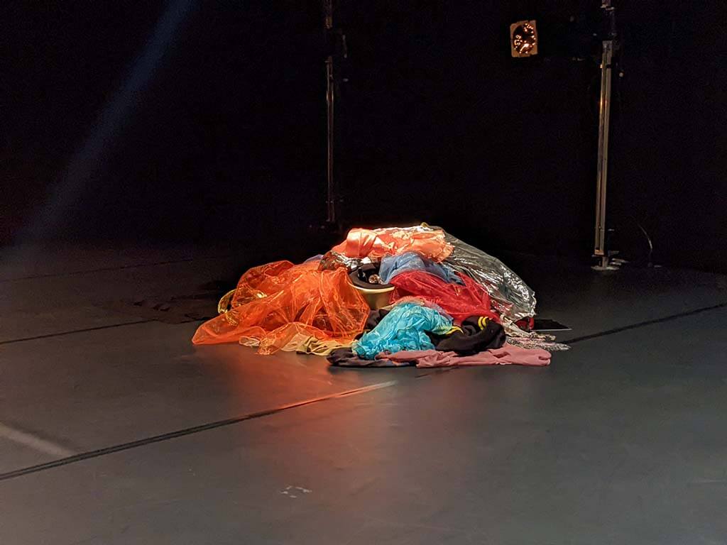 Kampnagel-Geschenkboxen machen Lust auf das nächste Stück. Hier eine Haufen bunter Tüll auf einer Kampnagelbühne