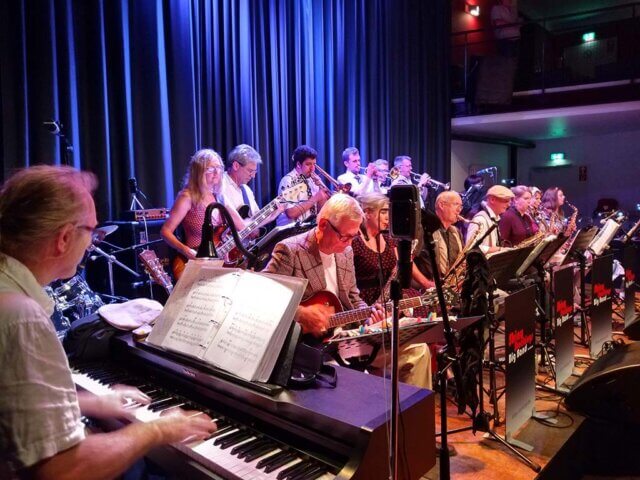 Die Shiny Stockings auf der Bühne der LOLA beim SHINY’S BALLROOM