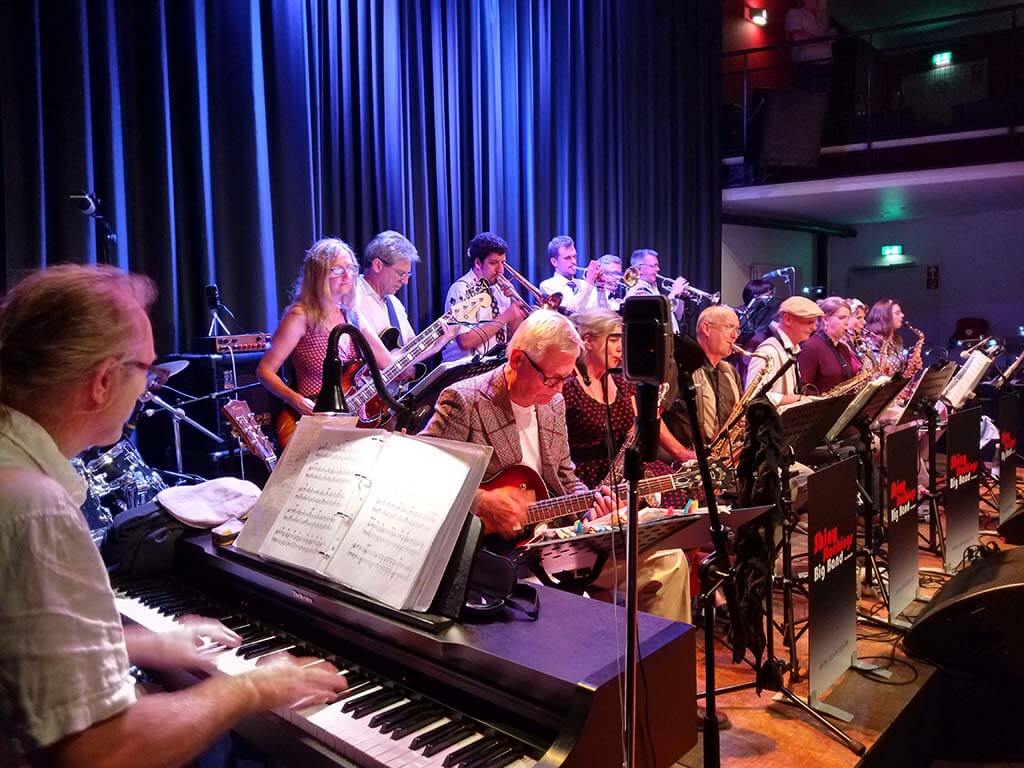 Die Shiny Stockings auf der Bühne der LOLA beim SHINY’S BALLROOM