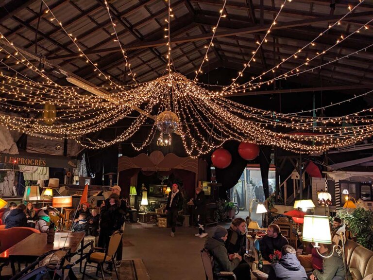 Ein zeltartig beleuchtet Raum in der Materialverwaltung im Oberhafen als Sinnbild für das Fundus-Erwachen