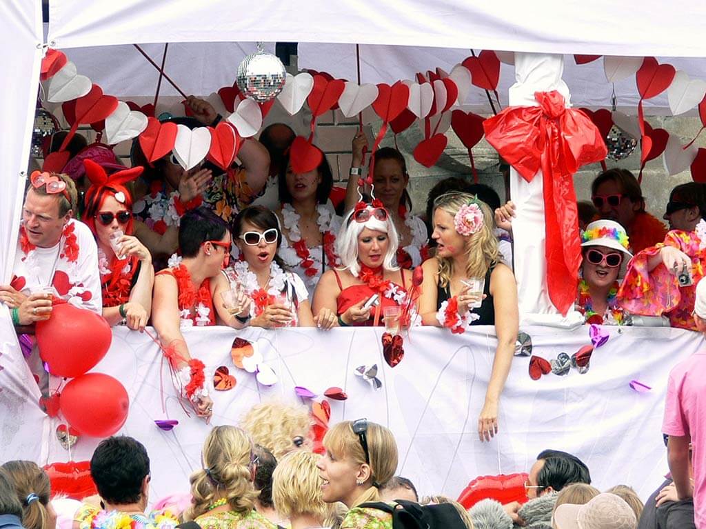 Ein bunter Wagen beim Schlagerfestival in St. Pauli zum Schlagermove Hamburg 2026