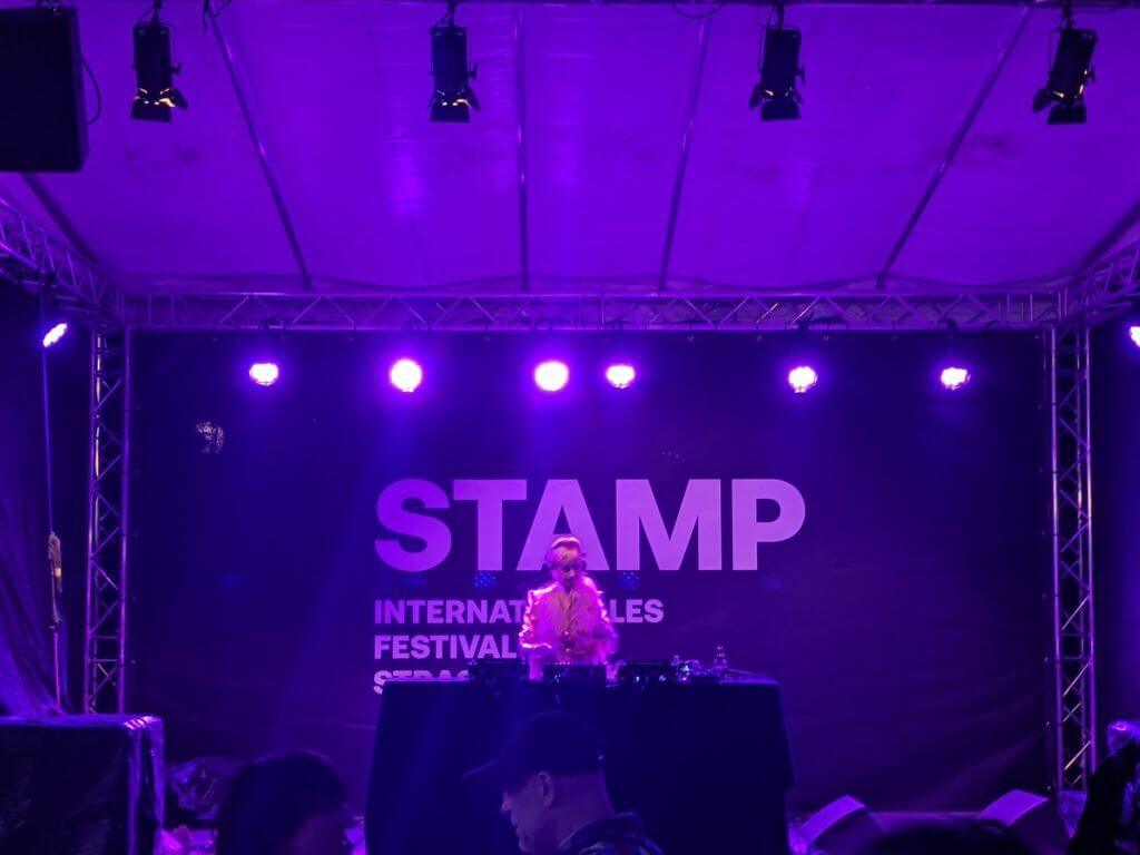 STAMP Festival: Bühne im Festivalzentrum der altonale
