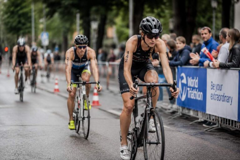 Eine Radrennstrecke mit Zuschauern beim World Triathlon Hamburg