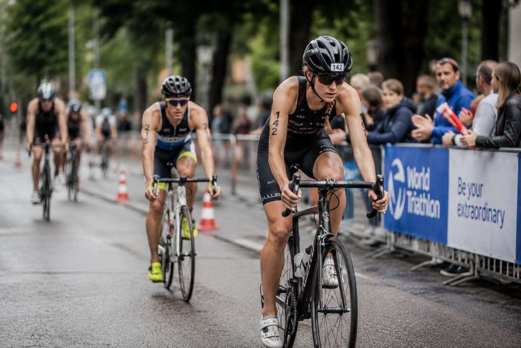 Eine Radrennstrecke mit Zuschauern beim World Triathlon Hamburg