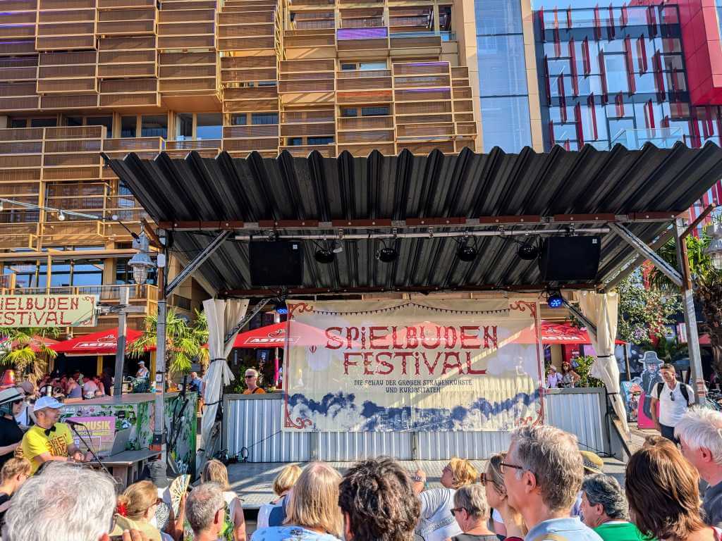 Eine kleine Bühne auf dem Spielbudenfestival 2026