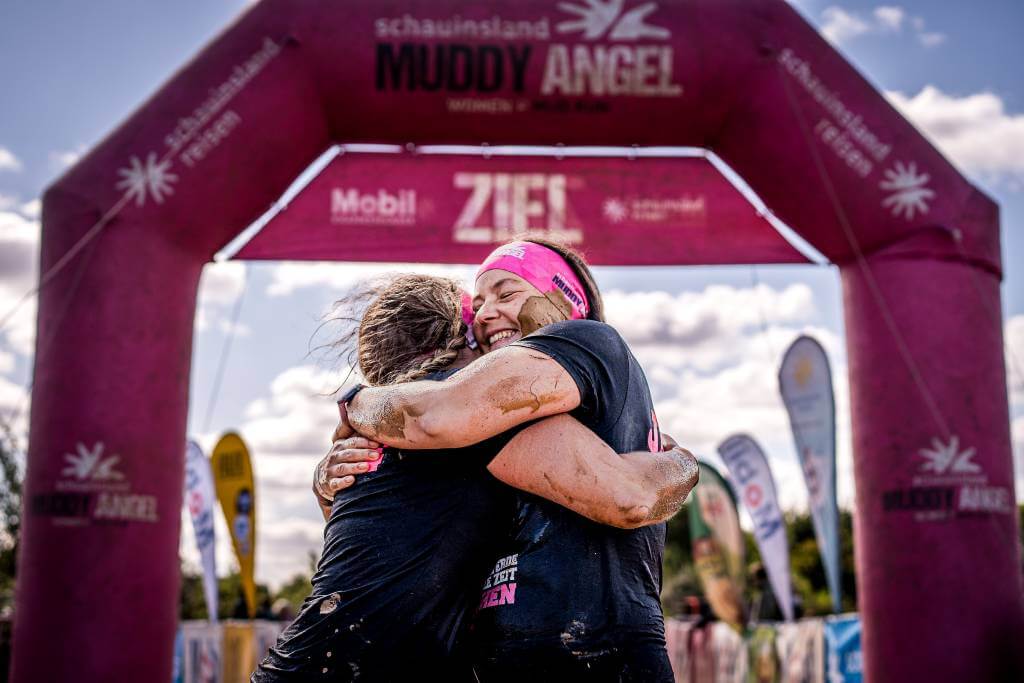 schauinsland Muddy Angel Run 2026 in Hamburg 1 Zwei Frauen umarmen sich im Ziel beim schauinsland Muddy Angel Run 2026 in Hamburg
