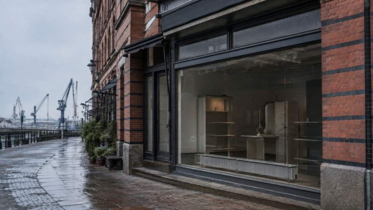 Ein leeres Ladenfenster im Regen am Hamburger Hafen. Symbolbild für Insolvenzen in Hamburg: