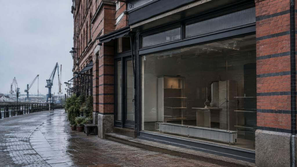 Ein leeres Ladenfenster im Regen am Hamburger Hafen. Symbolbild für Insolvenzen in Hamburg:
