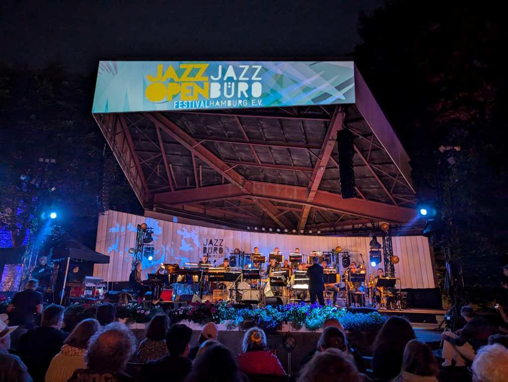 Musikmuschel Planten in Blomen bei Nacht mit AZZ OPEN Hamburg