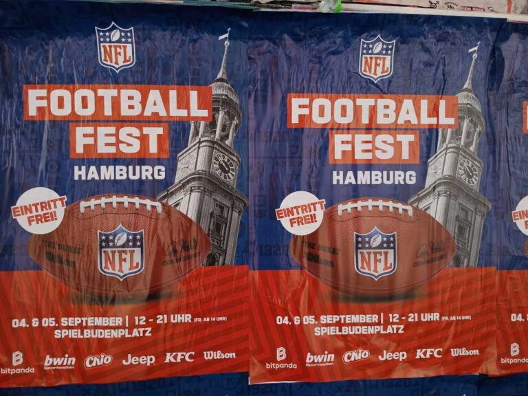 Zwei Plakate zum NFL Football Fest 2026 an einer Mauer