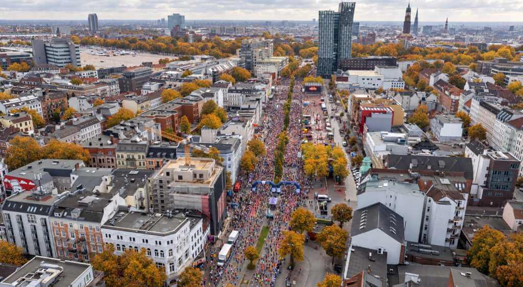 Blick von oben auf die herbstliche Reeperbahn zum hella hamburg halbmarathon 2026